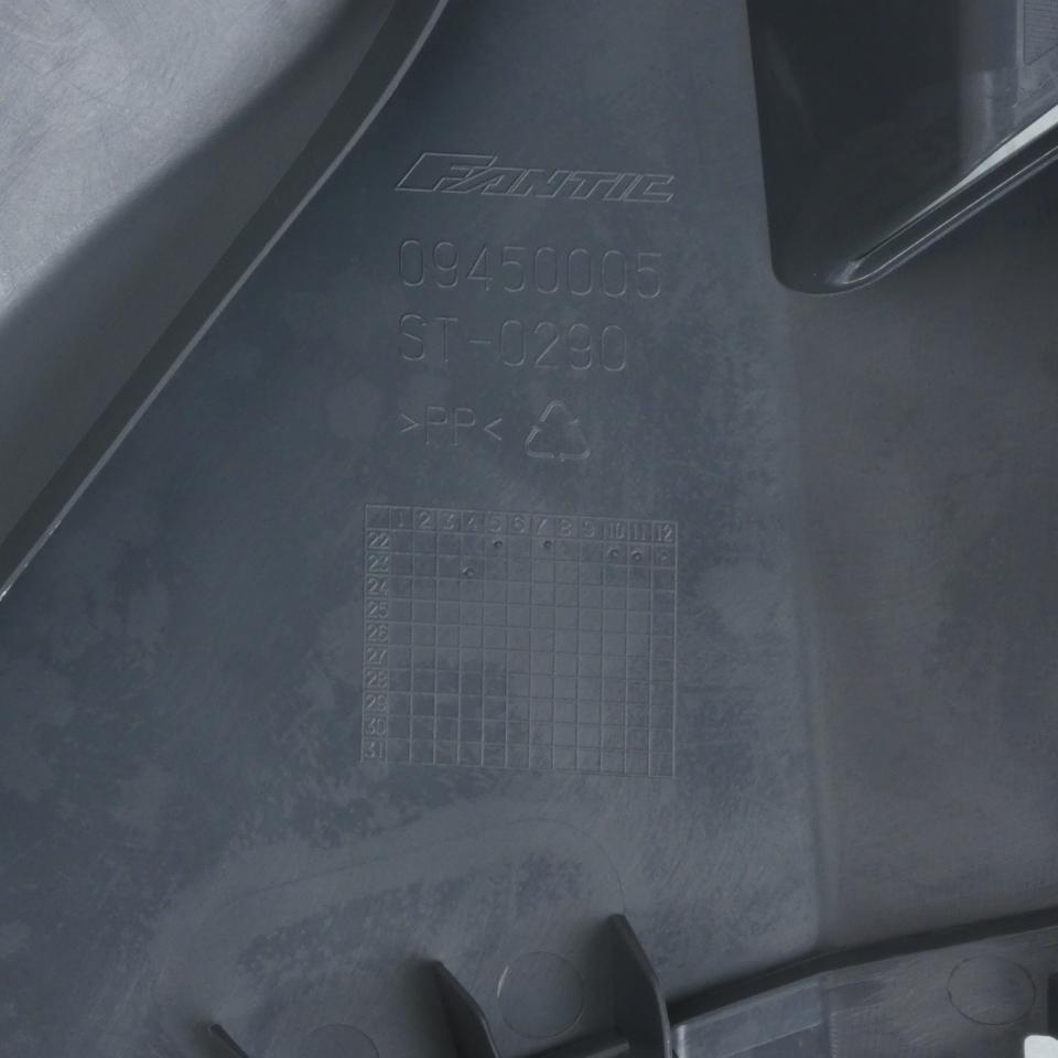 Cache latéral gauche origine pour Moto Fantic 125 XE 2023 à 2024 MY23 / 09450005 / ST-0290 Neuf