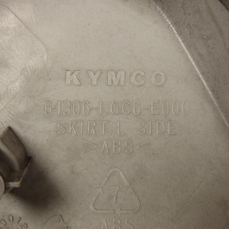 Flanc gauche origine pour scooter Kymco 550 Ak 2017 à 2020 64306-LGC6-E000