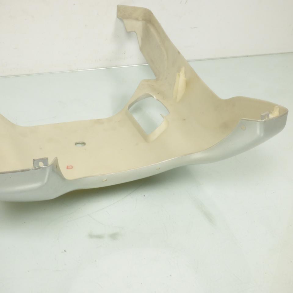 Sabot bas de caisse pour scooter Sukida 50 82223-SBJ-02AS11 Neuf en destockage