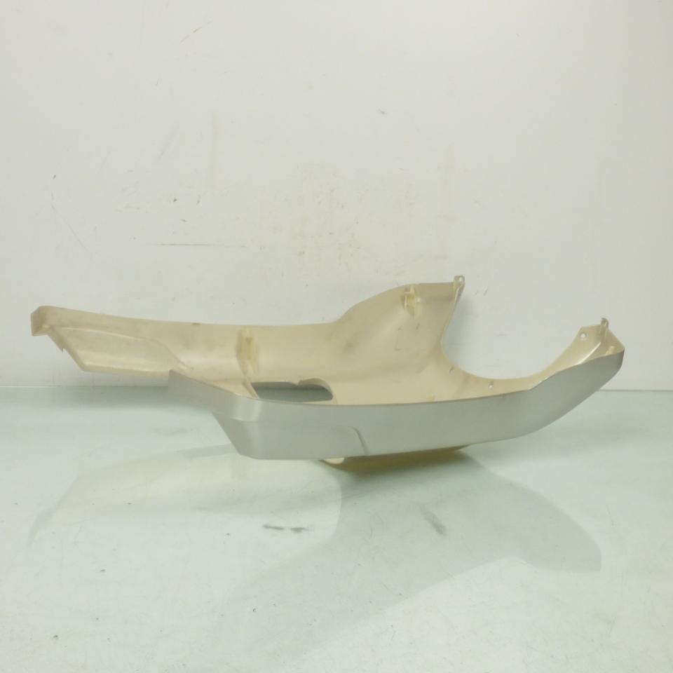 Sabot bas de caisse pour scooter Sukida 50 82223-SBJ-02AS11 Neuf en destockage