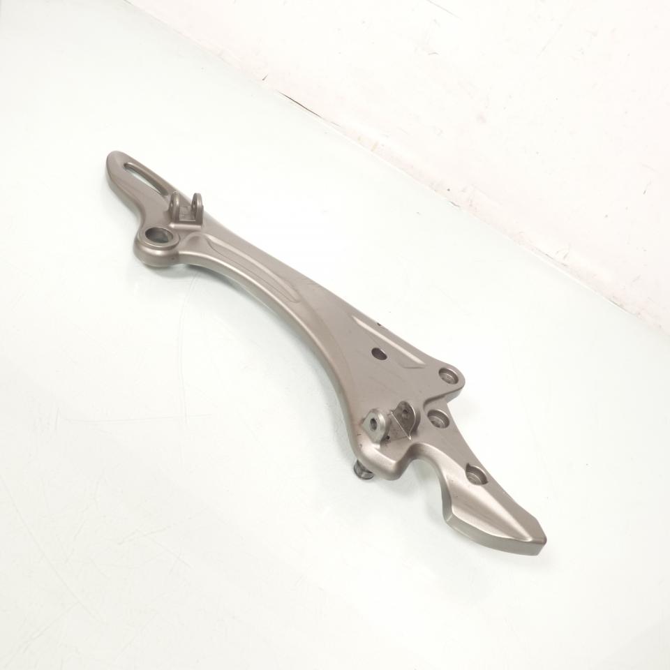 Platine repose pied droite origine pour moto Suzuki 650 Gladius 2009 à 2016 44H