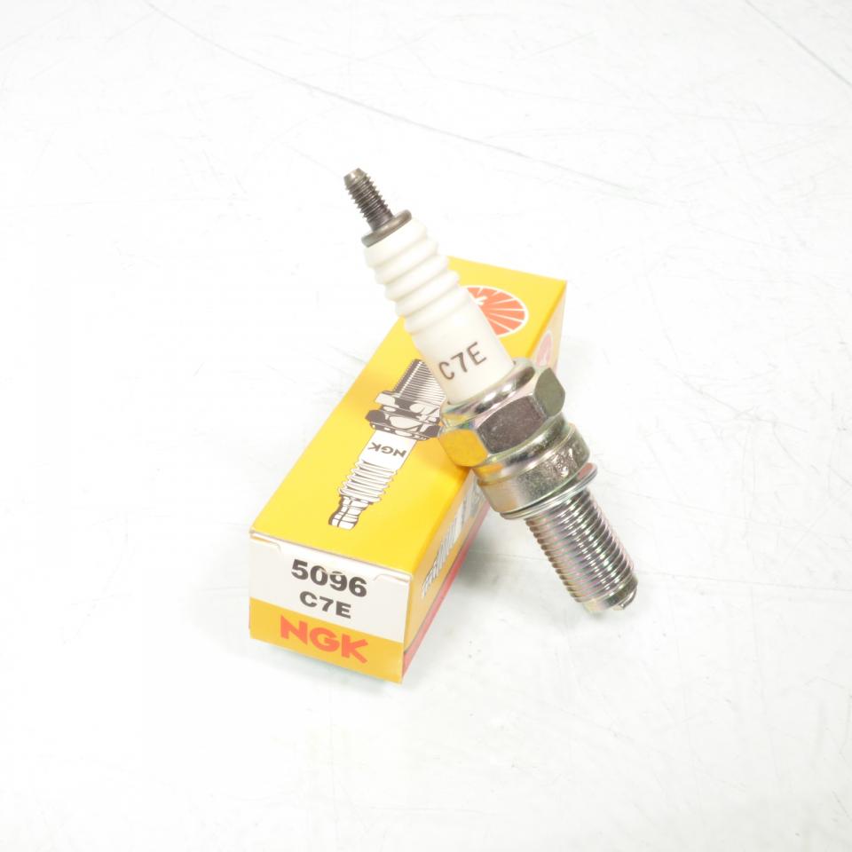 Bougie d'allumage NGK pour Moto Cagiva 600 W16 1995 Neuf