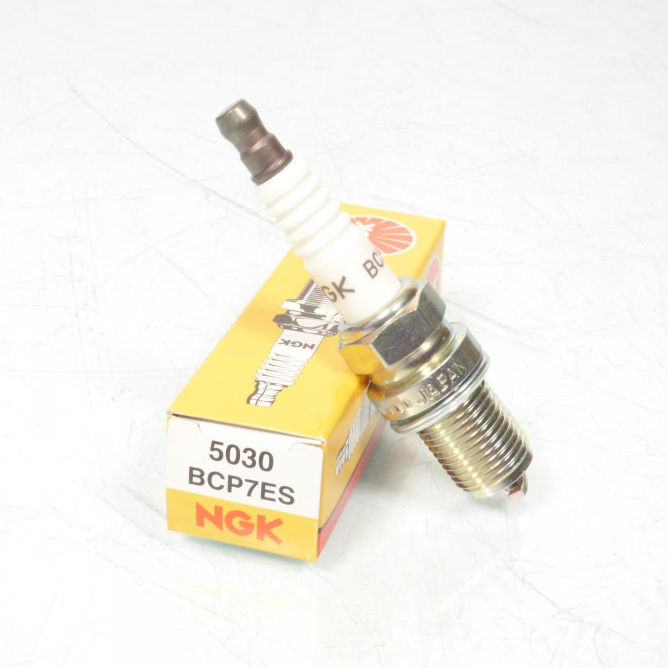 Bougie d'allumage NGK pour moto Cagiva 600 River Après 1998 BCP7ES Par 10 Neuf