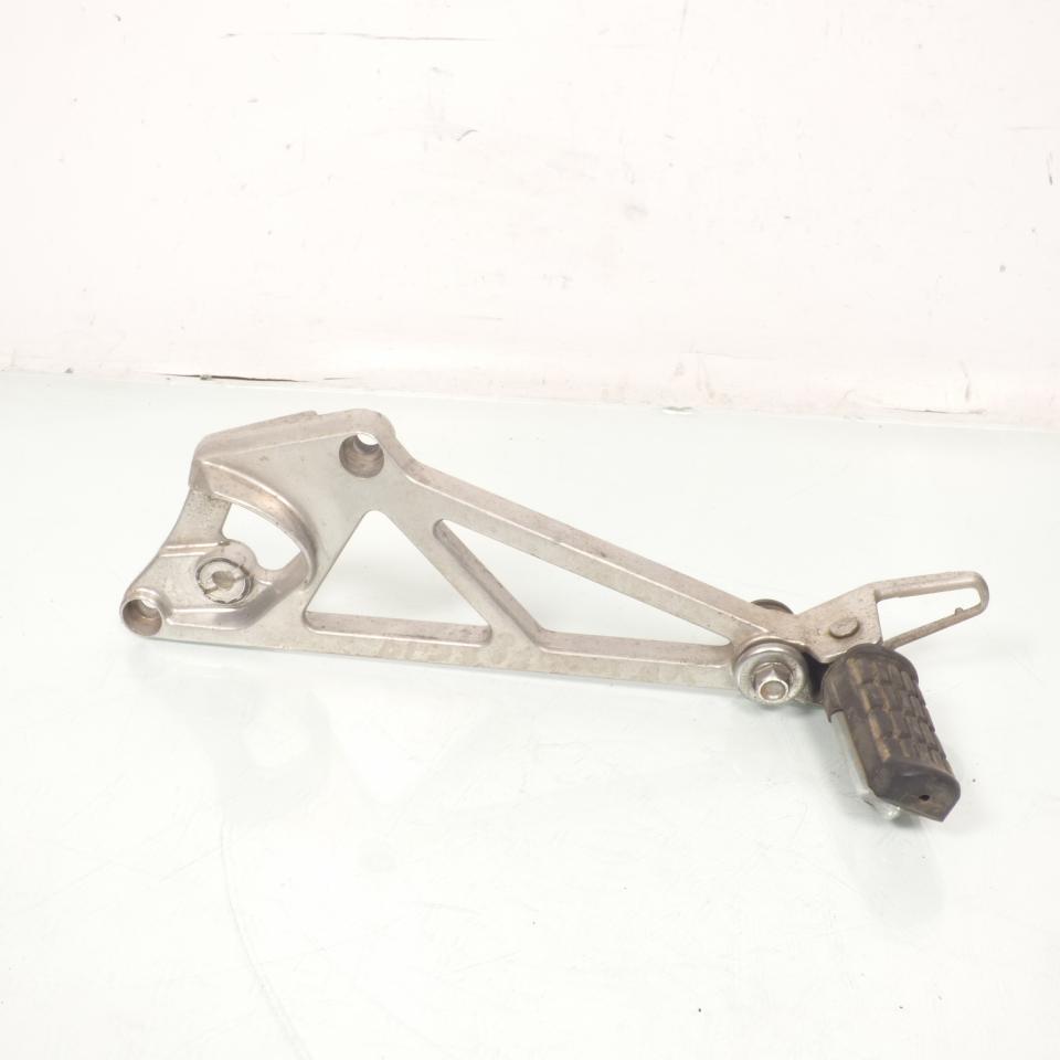 photo piece : Platine de repose pied passager gauche->Honda VF F2
