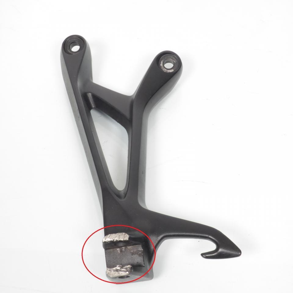photo piece : Platine de repose pied passager gauche->Suzuki GSX-S