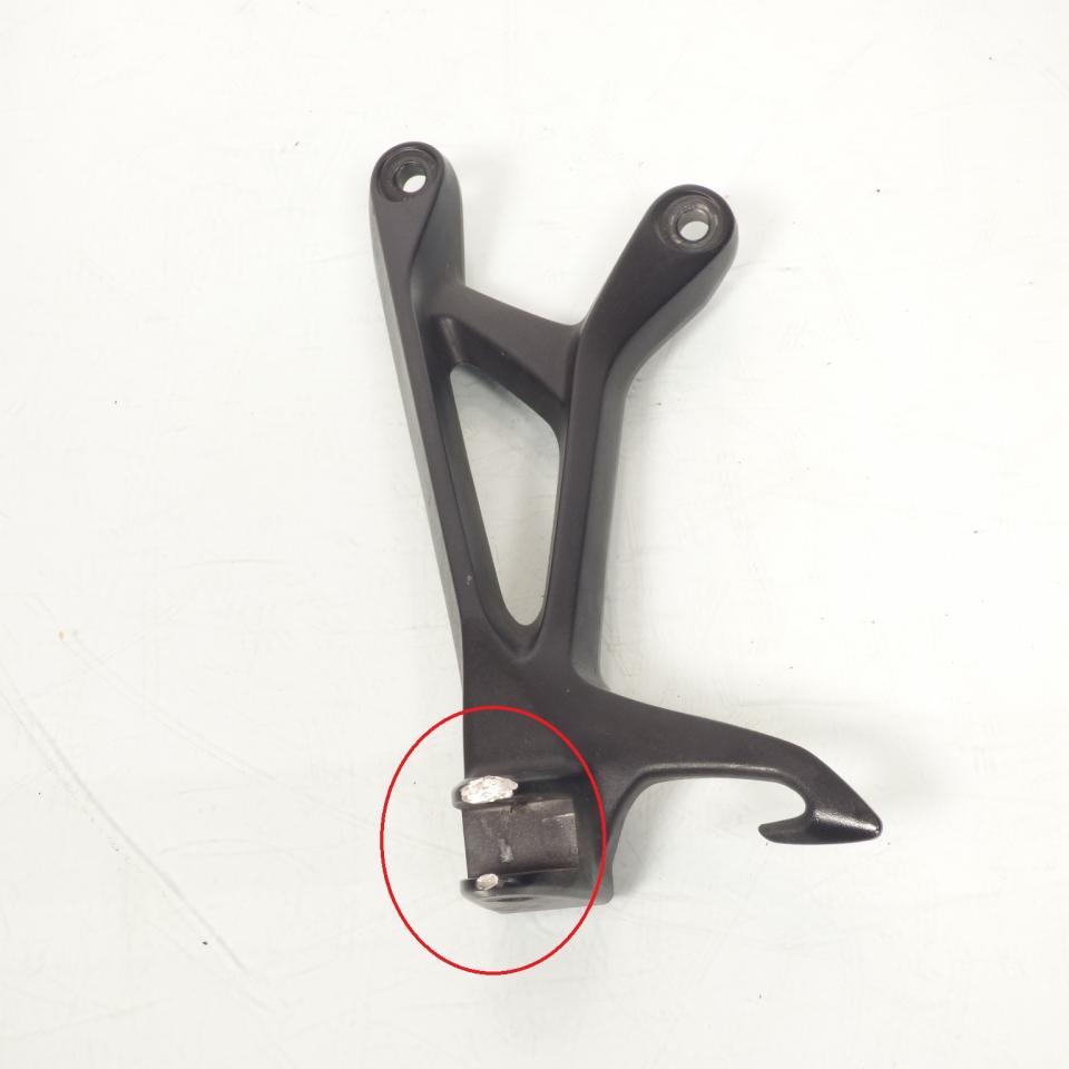 photo piece : Platine de repose pied passager gauche->Suzuki GSR