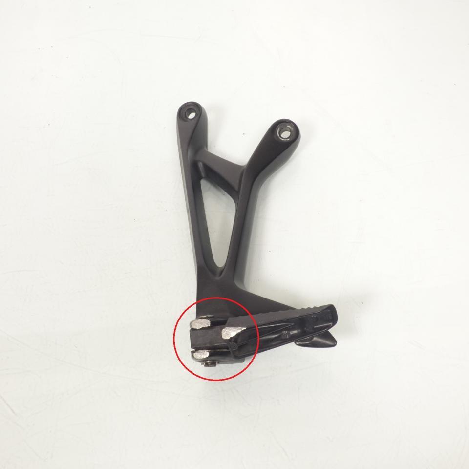 photo piece : Platine de repose pied passager gauche->Suzuki GSR