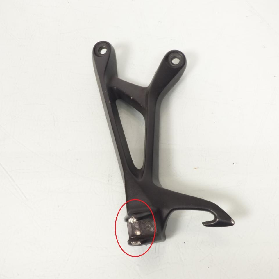 photo piece : Platine de repose pied passager gauche->Suzuki GSX-S