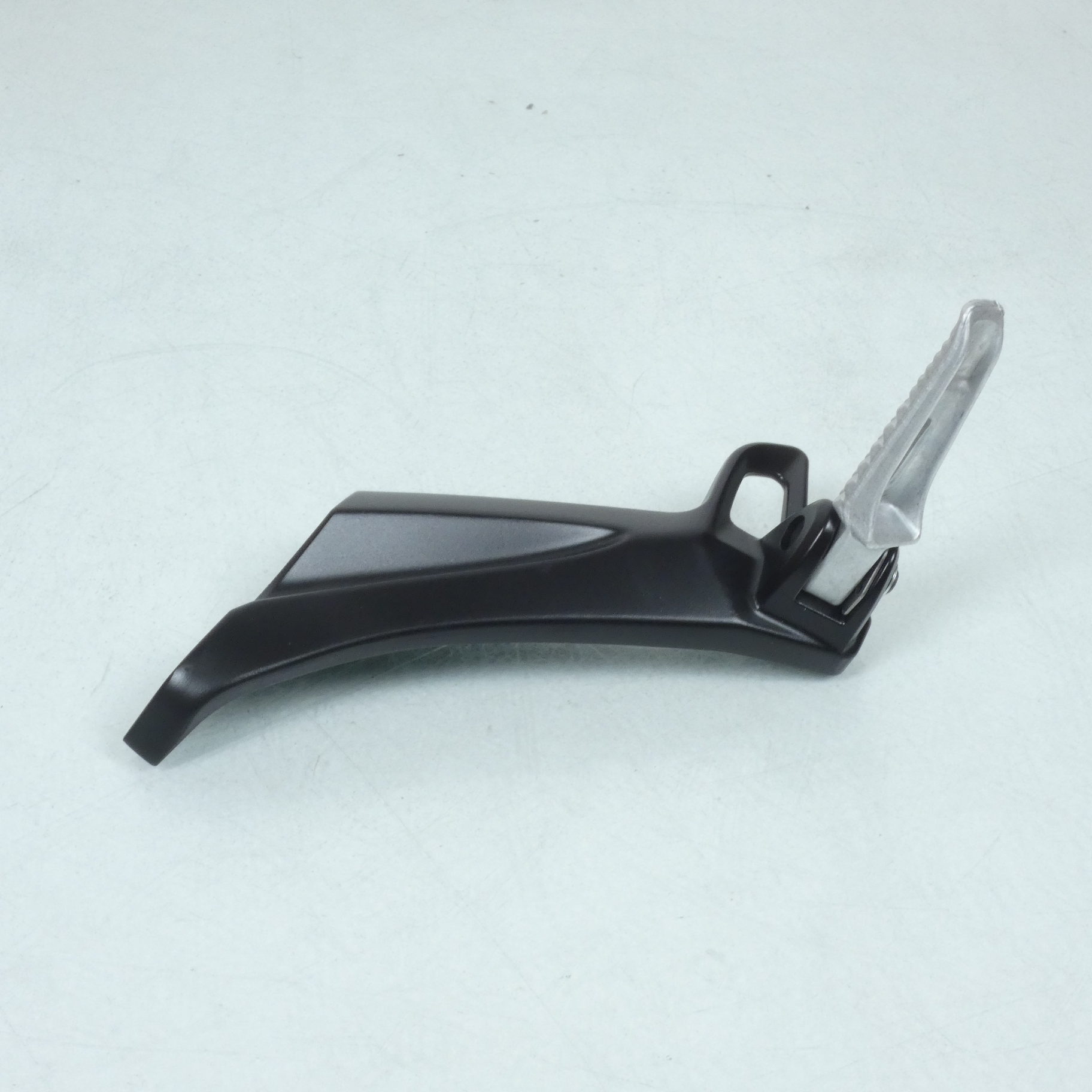 Platine de repose pied passager gauche origine pour Moto Suzuki 1300 GSX b-king 2008 à 2012 23H-L 298950 / 43700-23H00-000 Neuf