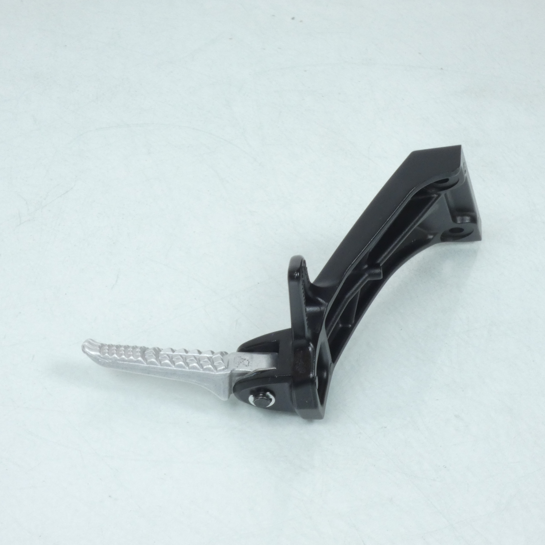 Platine de repose pied passager gauche origine pour Moto Suzuki 1300 GSX b-king 2008 à 2012 23H-L 298950 / 43700-23H00-000 Neuf