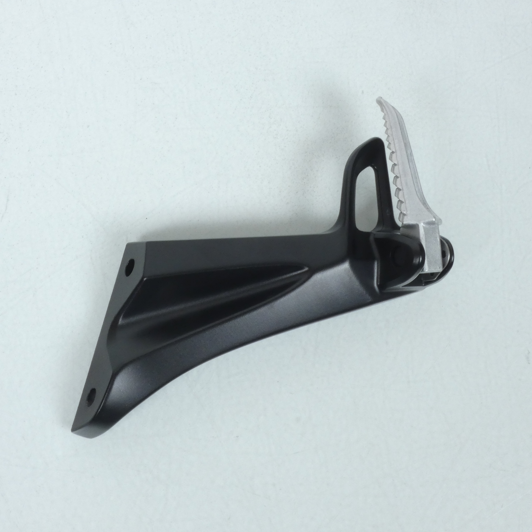 Platine de repose pied passager gauche origine pour Moto Suzuki 1300 GSX b-king 2008 à 2012 23H-L 298950 / 43700-23H00-000 Neuf