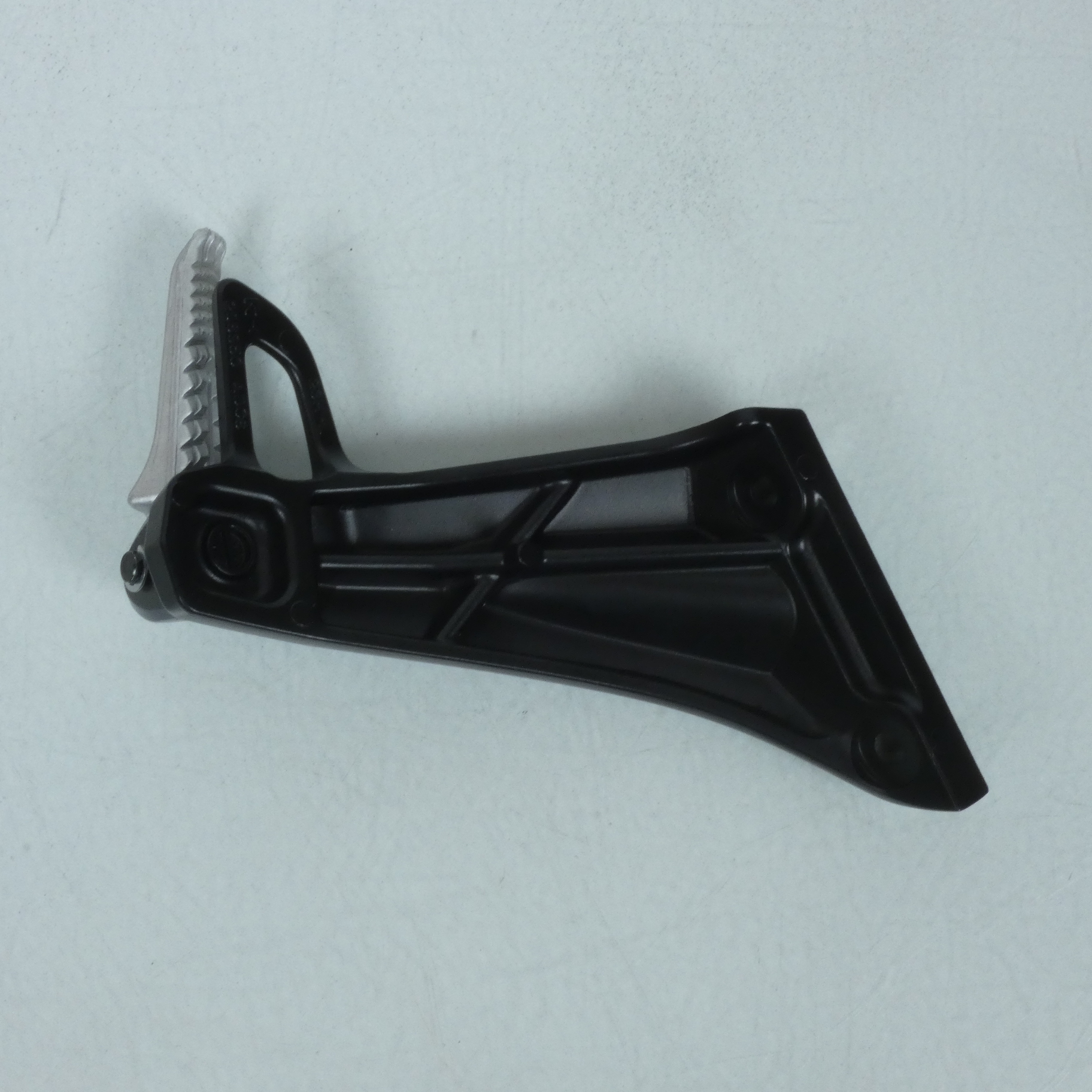 Platine de repose pied passager gauche origine pour Moto Suzuki 1300 GSX b-king 2008 à 2012 23H-L 298950 / 43700-23H00-000 Neuf