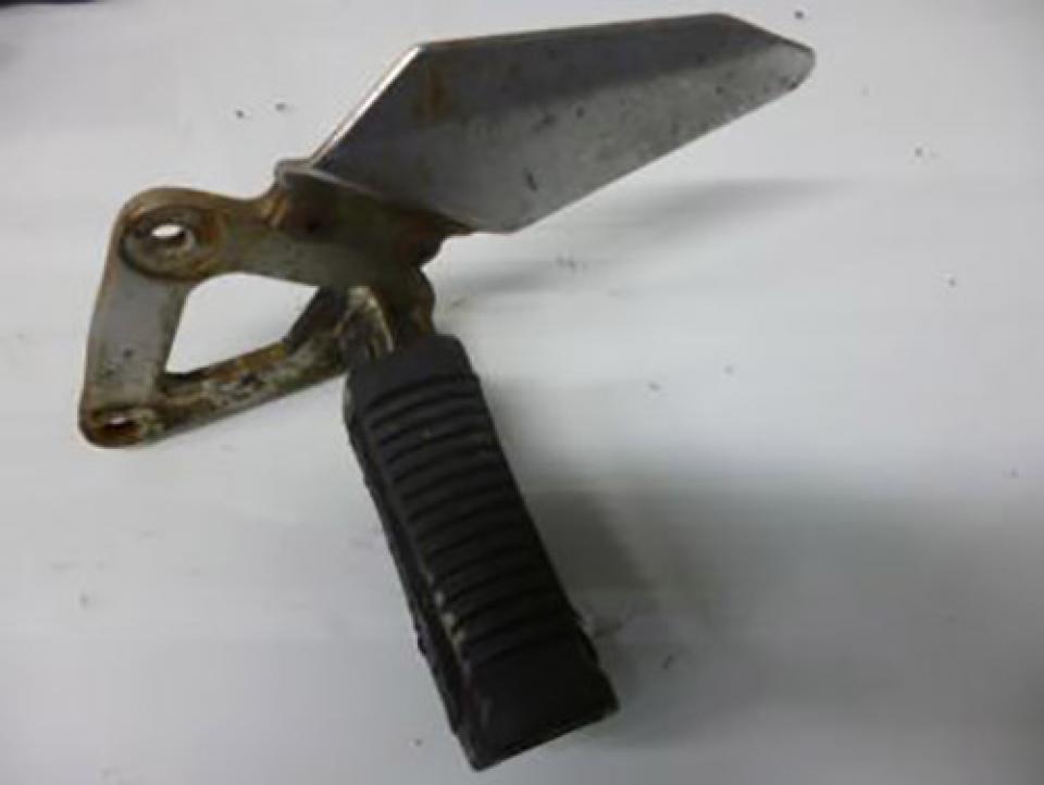 photo piece : Platine de repose pied passager gauche->Suzuki GSE