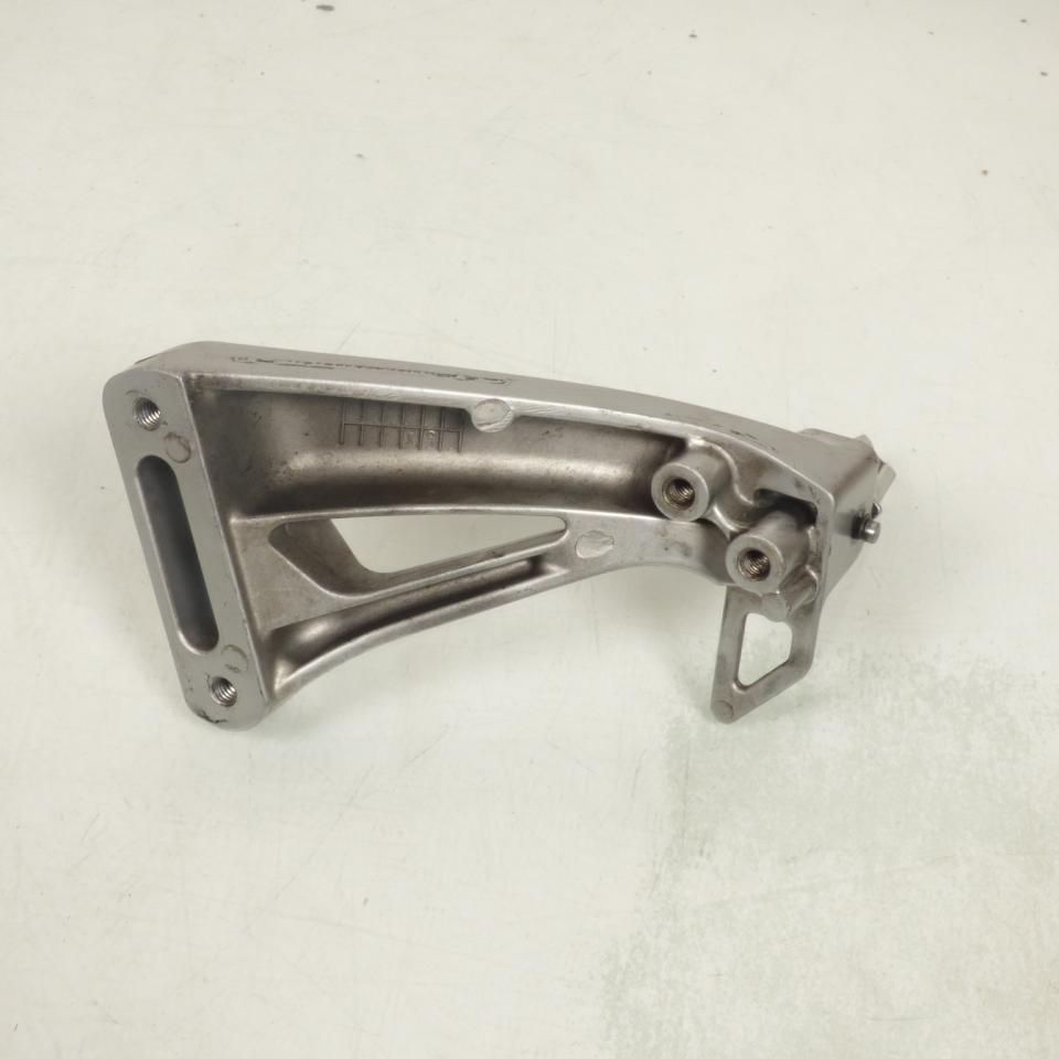 Platine de repose pied passager gauche origine pour Moto Suzuki 650 SV 1999 à 2002 Occasion