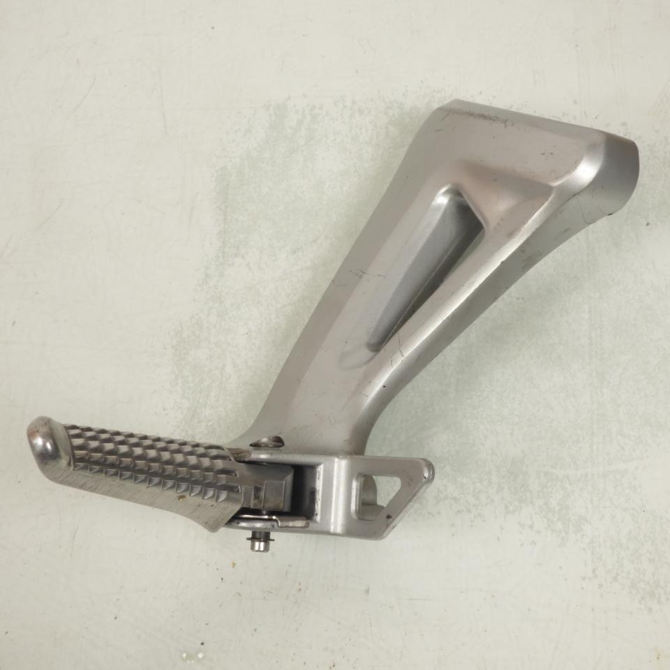 Platine de repose pied passager gauche origine pour Moto Suzuki 650 SV 1999 à 2002 Occasion