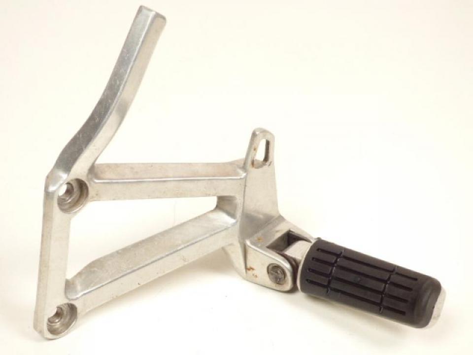 photo piece : Platine de repose pied passager gauche->Yamaha FZS