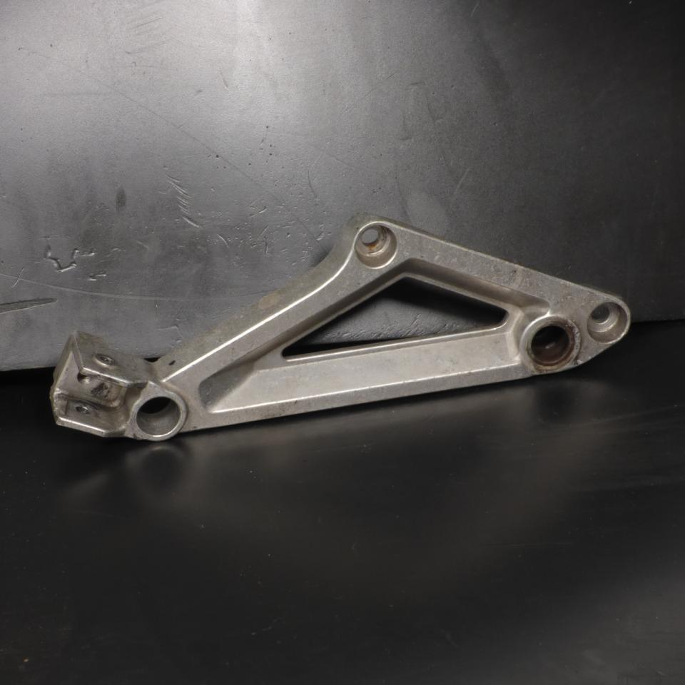 photo piece : Platine de repose pied passager droit->Honda VFS Sabre