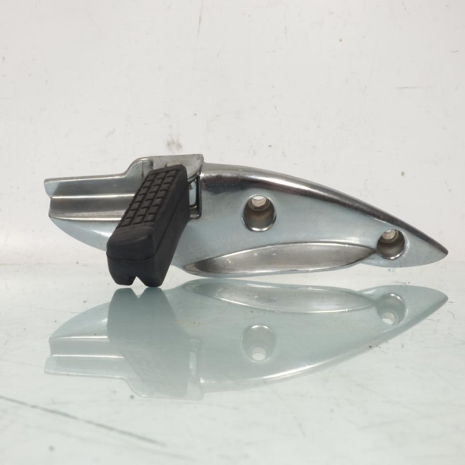 photo piece : Platine de repose pied passager droit->Kymco Zing