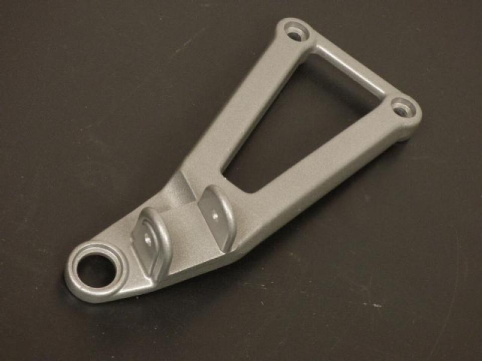 Platine de repose pied passager droit pour Derbi GPR
