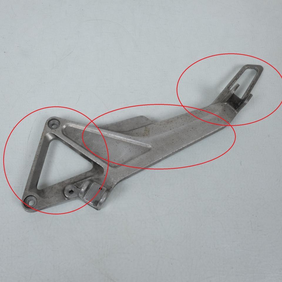 photo piece : Platine de repose pied pilote gauche->Honda Hornet