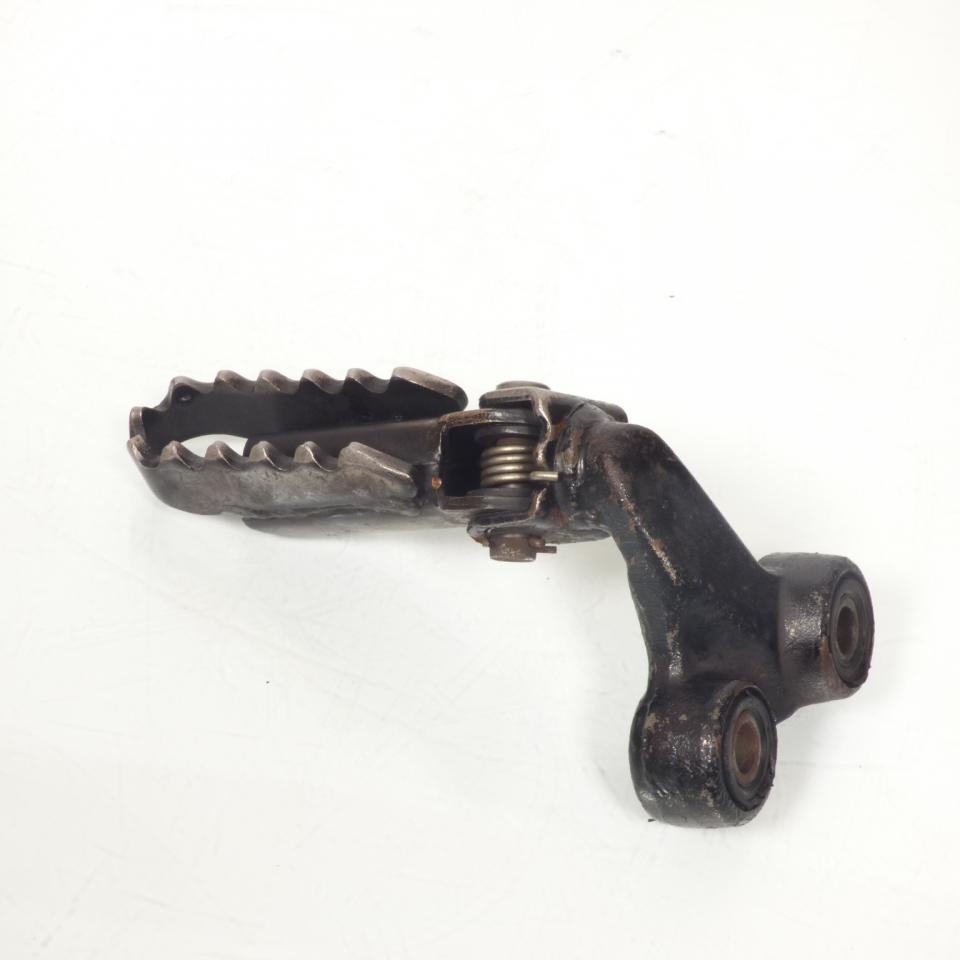 photo piece : Platine de repose pied pilote gauche->Suzuki DR