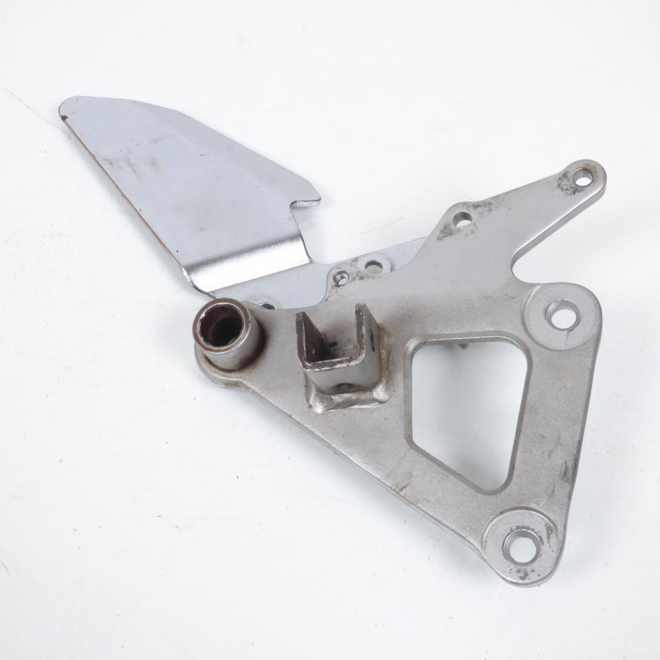 photo piece : Platine de repose pied pilote droit->Suzuki Gs F