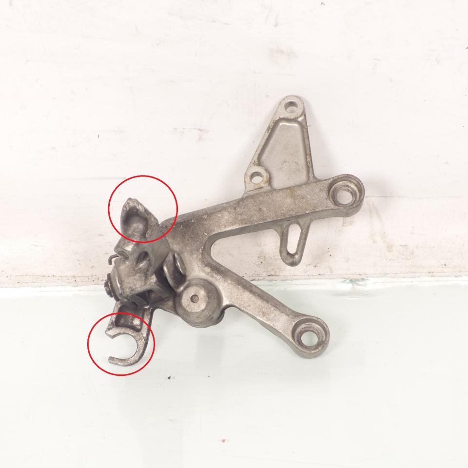 Platine de repose pied pilote droit pour  