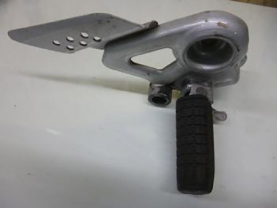 Platine de repose pied pilote droit origine pour moto Honda 125 CBF 2010 Occasion