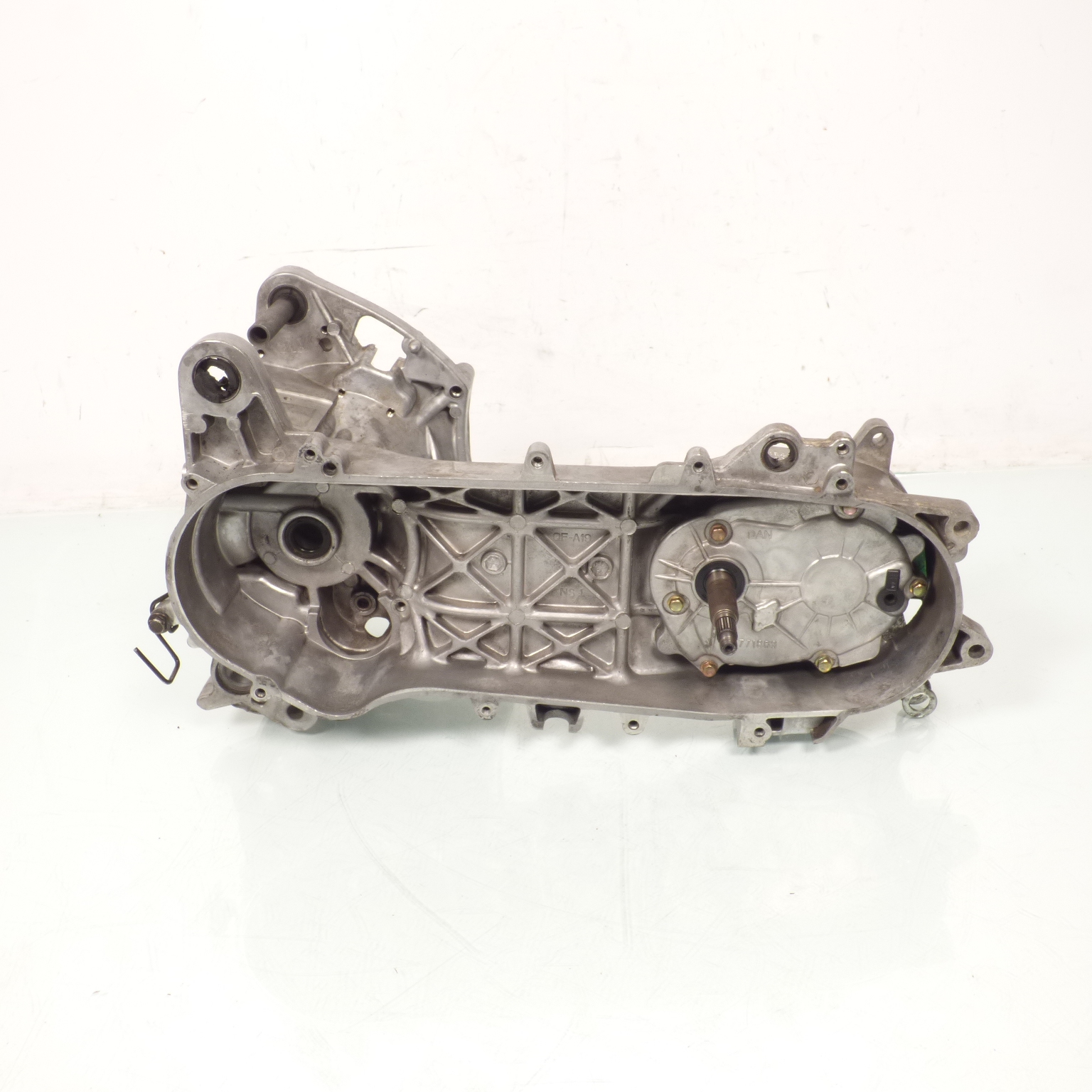 Carter moteur origine pour scooter Peugeot 50 STREETZONE 2T 2014-2017 B1E40QMB-C