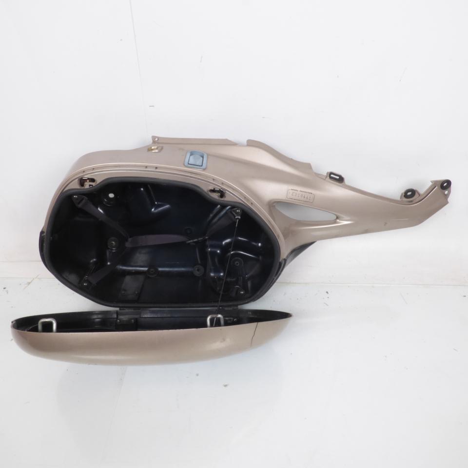 Coque arrière droite origine pour moto Honda 650 Deauville 1999 77220-MBLF-7300 Occasion