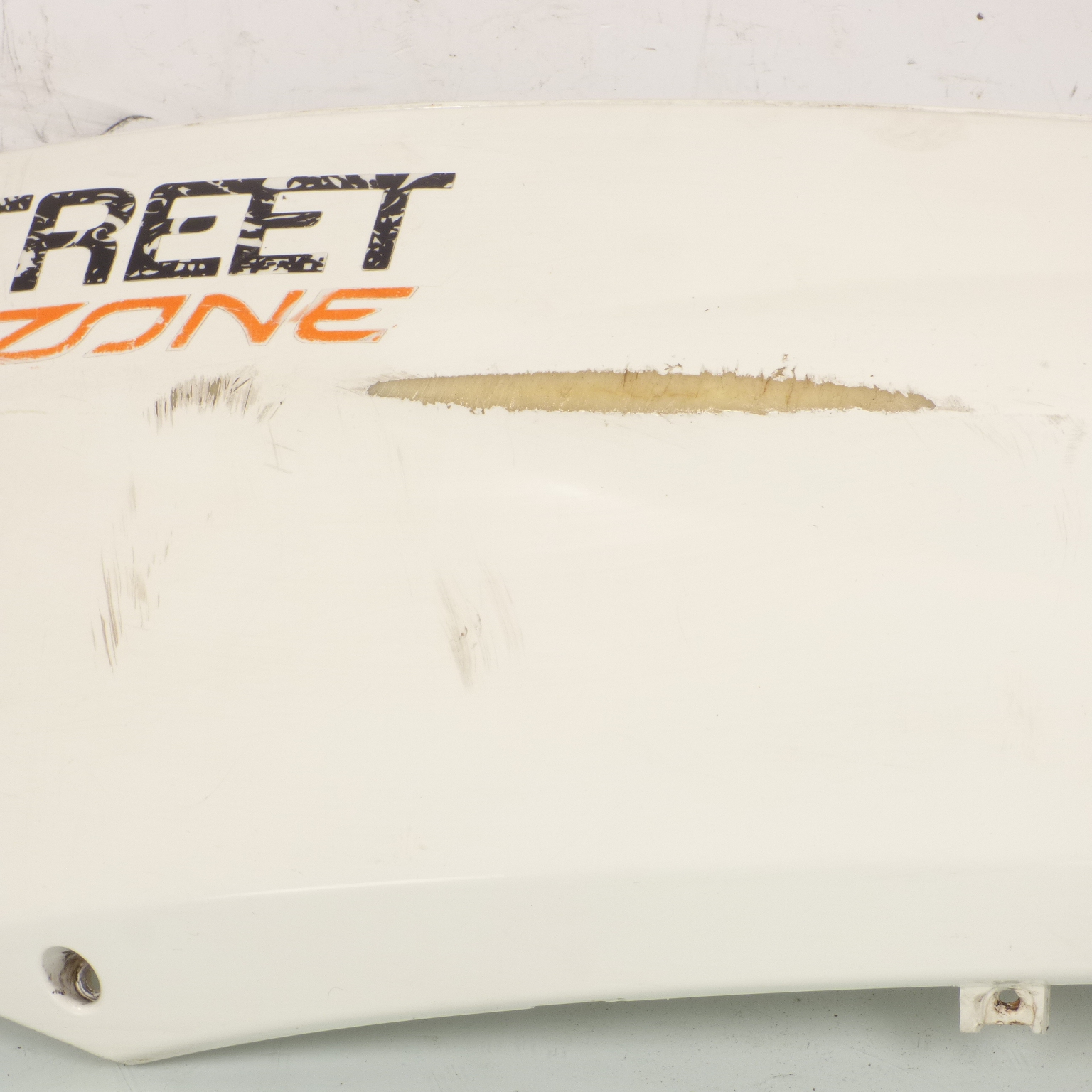 Coque arrière gauche origine pour scooter Peugeot 50 STREETZONE 14-17 2000634200