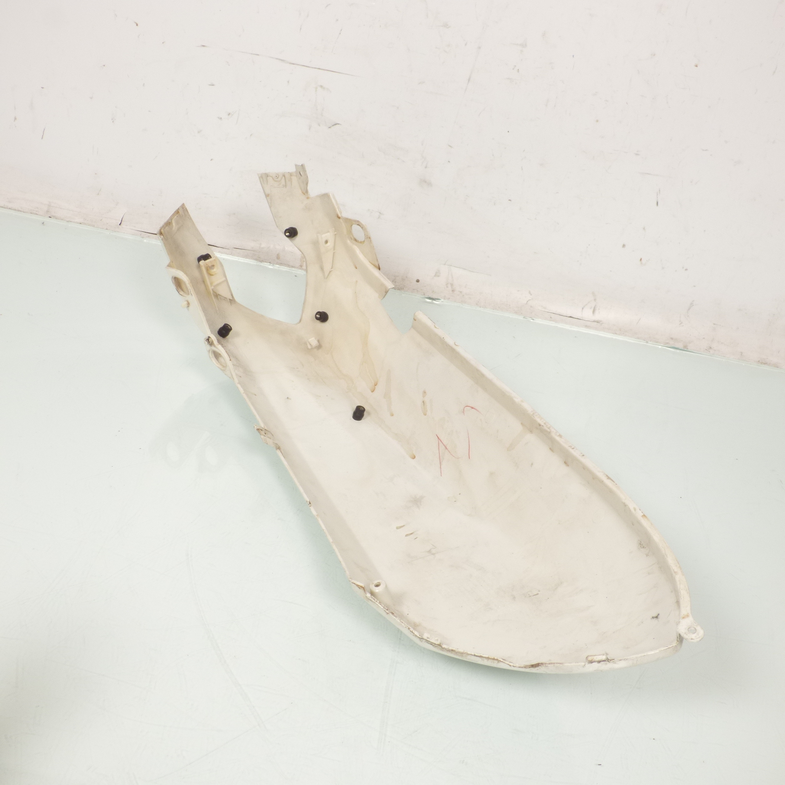 Coque arrière gauche origine pour scooter Peugeot 50 STREETZONE 14-17 2000634200