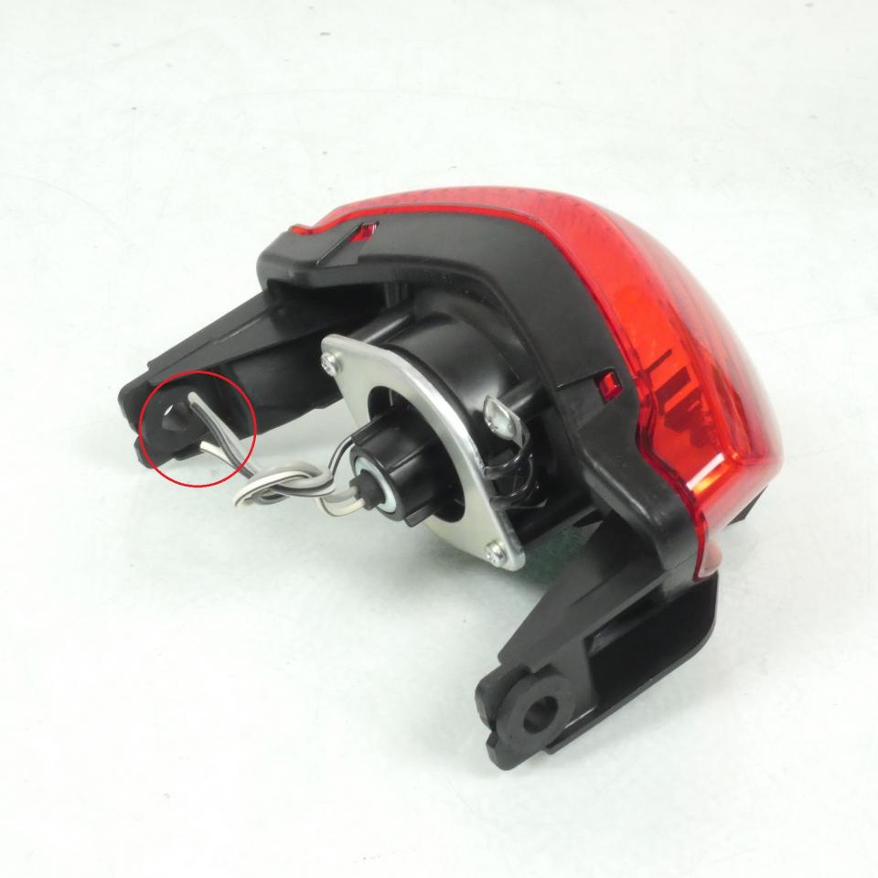 Feu arrière pour moto Suzuki 650 Gladius 2009 à 2011 35710-44H00-00 Occasion
