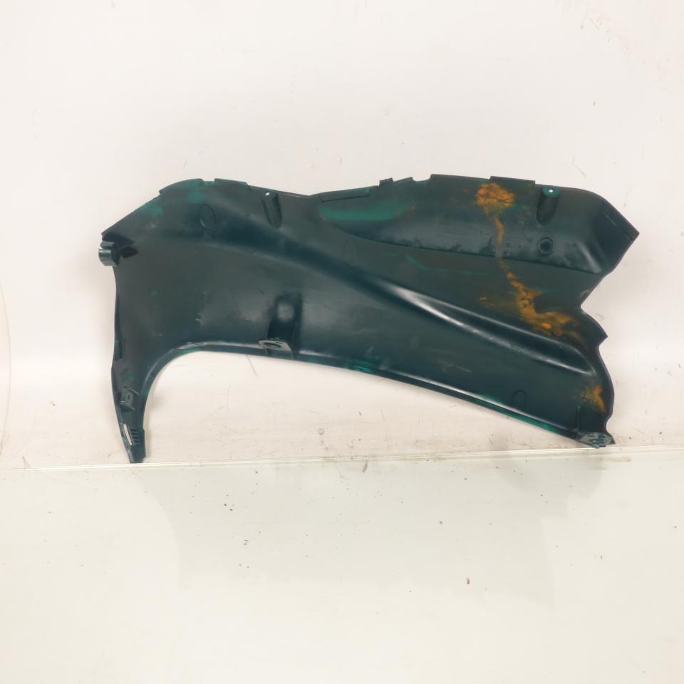 Sabot bas de caisse gauche origine pour scooter Peugeot 100 Looxor 2001-2005 VGAB2ABAA / 1174154100 Occasion