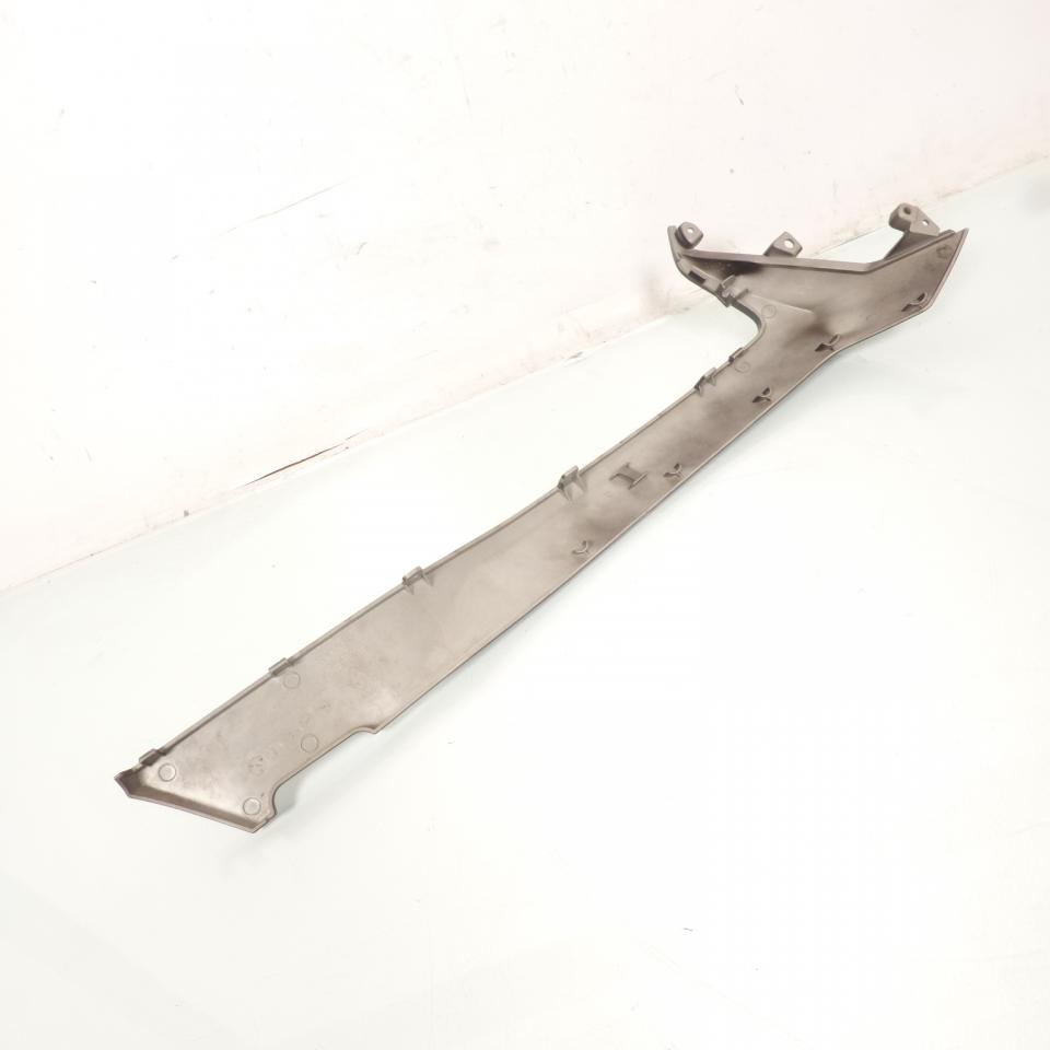 Sabot bas de caisse gauche origine pour Kymco 125 Downtown 2021 83610-ACD5