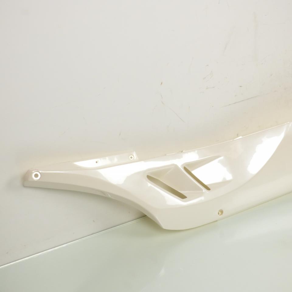 Sabot bas de caisse droit pour scooter Benzhou 125 Highway TM00-070100005 blanc