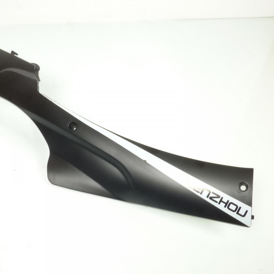 Sabot bas de caisse droit origine pour Scooter Benzhou 50 QT TB00-070301005 / noir mat Neuf
