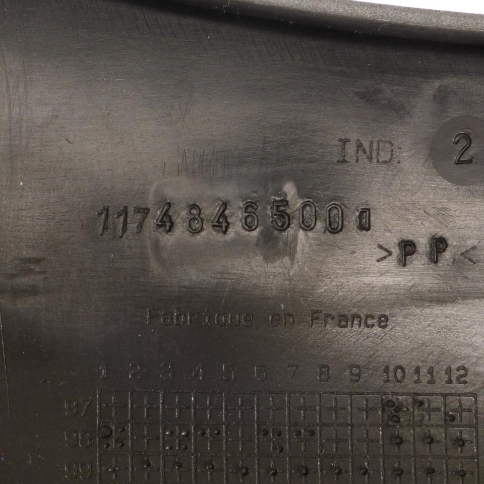 Sabot bas de caisse droit origine pour scooter Peugeot 125 Elyseo 1174846500D